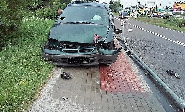 57-letni furman, mieszkaniec Dachnowa wypadł  z zaprzęgu na ulicę nie odnosząc żadnych obrażeń. Nie ucierpiały również zaprzęgnięte do wozu dwa konie. Sprawca kolizji, 26-letni obywatel Ukrainy został ukarany mandatem karnym. Obaj uczestnicy zdarzenia byli trzeźwi.