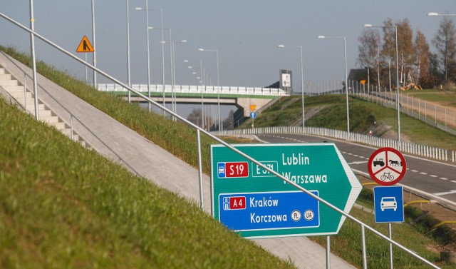 Zakończyły się prace na liczącym ponad 6 km odcinku drogi ekspresowej S19 od węzła Świlcza do węzła Rzeszów Południe.Wykonawcą prac było konsorcjum: Eurovia Polska S.A. i Warbud S.A., które zrealizowało roboty za 342 mln zł. Prace na tym odcinku S19 zakończyły się we wrześniu jednak oddanie do ruchu planowane jest na koniec listopada, kiedy to zakończy się budowa miejskiego łącznika. Projekt współfinansowany jest ze środków Unii Europejskiej w ramach Programu Operacyjnego Infrastruktura i Środowisko 2014-2020.