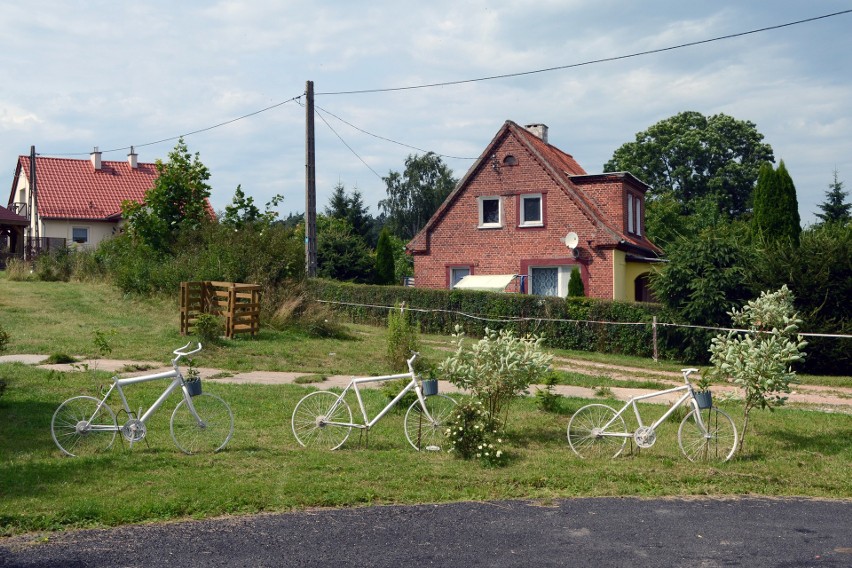 Okolice Elbląga - Jagodnik - elementy małej architektury,...