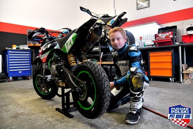 Na bydgoskim Kartodromie rozegrano ostatnią rundę Pucharu Polski Pit Bike. W klasie STOCK 125 szanse na medal miał m.in. Maksymilian Pawełczak (uprawia też żużel i minispeedway w BTŻ Polonia Bydgoszcz). 11-latek walczył ambitnie, ale wyścigi kończył na piątym i szóstym miejscu. Jazdy nie ułatwiał szwankujący silnik oraz mokry po deszczu tor. Ostatecznie Maks zajął 4. miejsce w klasyfikacji końcowej (puchar wywalczył Dawid Nowak z MX OTOPIT Toruń). Z pewnością Pawełczak byłby na podium, ale - z uwagi na zbieżność dat z zawodami miniżużlowymi - nie mógł wystartować w inauguracyjnej rundzie w Starym Kisielinie. 11-latek i tak może być jednak zadowolony z tego sezonu; we wrześniu został mistrzem Polski w klasie STOCK 125.ZOBACZ ZDJĘCIA Z RYWALIZACJI NA KARTODROMIE >>>>>> 