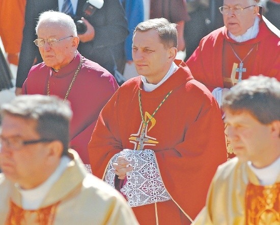 Koszalin, 25 kwietnia: ksiądz biskup Krzysztof Zadarko (w...