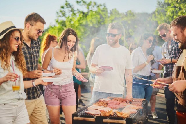 Wśród zaproszonych zapewne znajdą się  miłośnicy grillowanych klasyków, jak i Ci, którzy doceniają kulinarne eksperymenty. Dobrze pamiętać także o osobach dbających o linię, poszukujący lekkostrawnych potraw z rusztu. Jak mówi Monika Berger, ekspert z firmy Berger, grono konserwatywnych klientów nie zmniejsza się. Oni najchętniej na ruszt kładą: steki z karkówki, żeberka, boczek, krupniok i kiełbasę. -