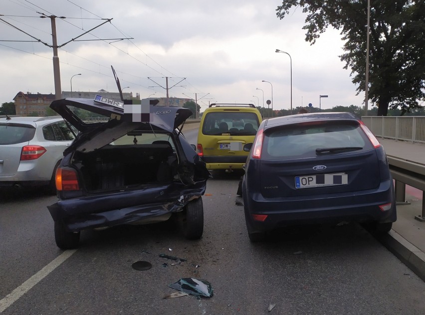 Wypadek na mostach Warszawskich sparaliżował ruch na Ołbinie. Trzy osoby ranne (ZDJĘCIA)