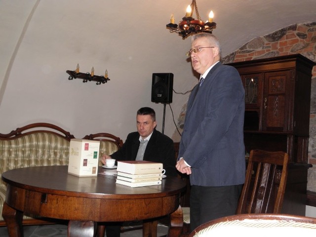 Jacek Knopek (w głębi) to m.in. redaktor monografii o dziejach powiatu