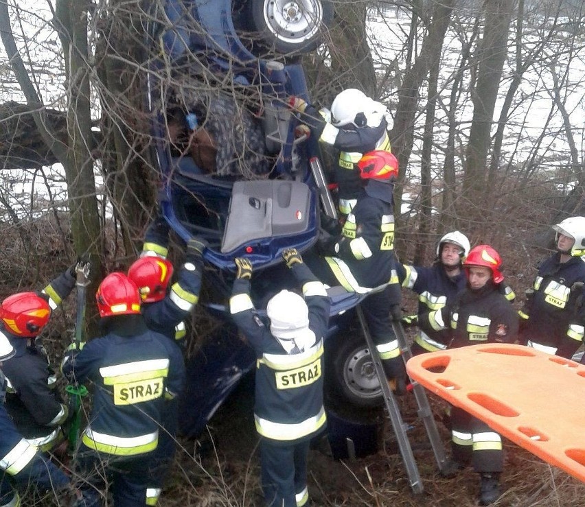 Wypadek w Otorowie. Strażacy wydobyli uwięzioną kobietę [zdjęcia]