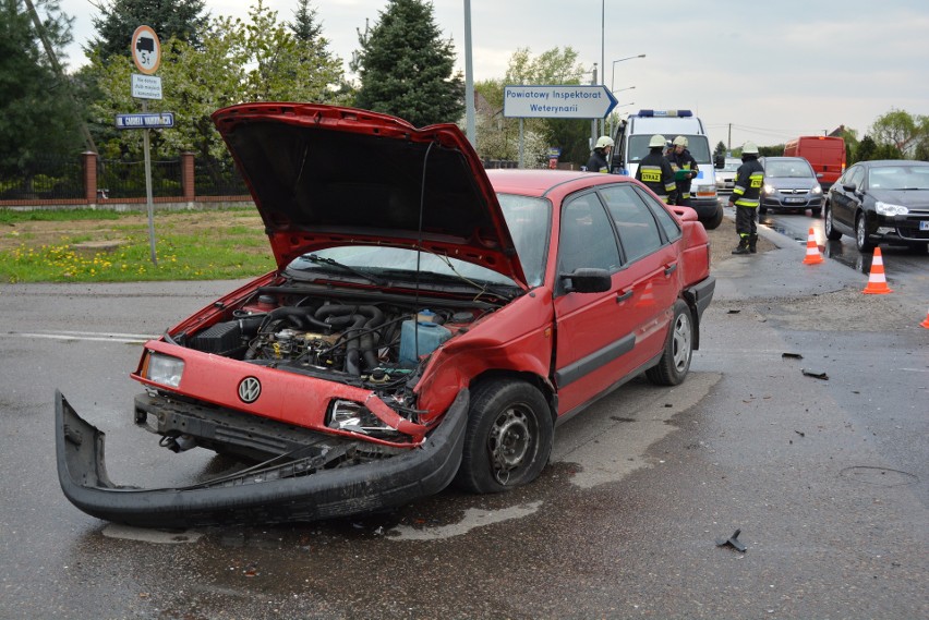 Wypadek na skrzyżowaniu ulic Słowackiego i Narutowicza. Jedna osoba w szpitalu [ZDJĘCIA+WIDEO]