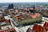 Z wrocławskiego Ratusza odpada tynk i lecą dachówki. Czy spacer po Rynku jest bezpieczny?