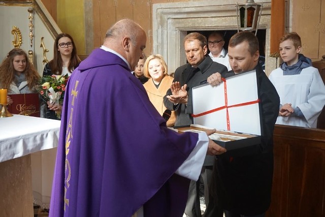 Podczas pożegnania księdza Leszka Zajezierskiego w Ptkanowie. Pamiątkowe dary wręcza Grzegorz Gajewski, burmistrz Opatowa.