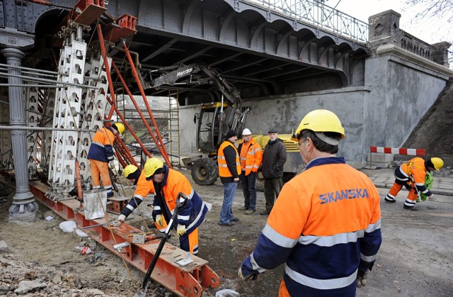 Odpowiednio nakreślony program szkolenia, obejmujący zagadnienia zagrożeń występujących na stanowisku oraz prezentację procesów pracy, maszyn, urządzeń oraz środków ochrony indywidualnej wykorzystywanych przez pracownika – to absolutna podstawa obowiązkowego szkolenia bhp przed podjęciem pracy.