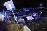 Wypadek pod Wrocławiem. Audi dachowało i wpadło do komisu samochodowego [ZDJĘCIA]
