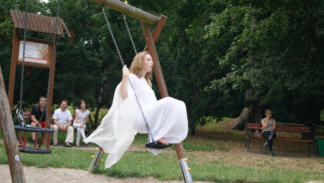 Młodzi aktorzy odgrywali swoje etiudy także na placu zabaw.