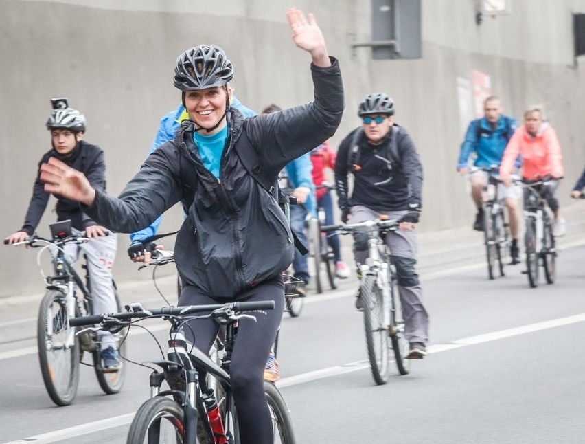 Przejazd rowerowy tunelem pod Martwą Wisłą z okazji drugiej rocznicy otwarcia. Uśmiechnięci rowerzyści pokonali go nie bez wysiłku!
