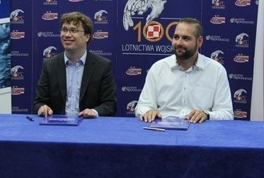 Podpisanie umowy w sprawie dystrybucji biletów; z prawej Tomasz Skorupski z Fundacji Inicjatyw Młodzieżowych oraz Marcin Matuszewski z firmy eBilet.