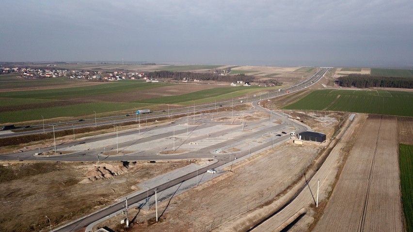Budowa trasy ekspresowej S7 Chęciny-Jędrzejów wciąż niezakończona. Generalna Dyrekcja Dróg Krajowych i Autostrad nalicza kary umowne (WIDEO)