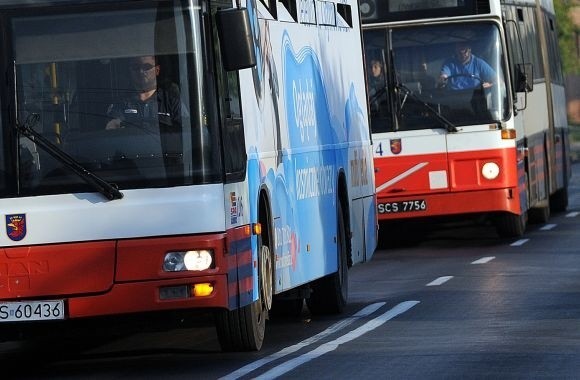 Pasażerowie skarżą się, że w autobusach zastępczych jest straszny tłok.