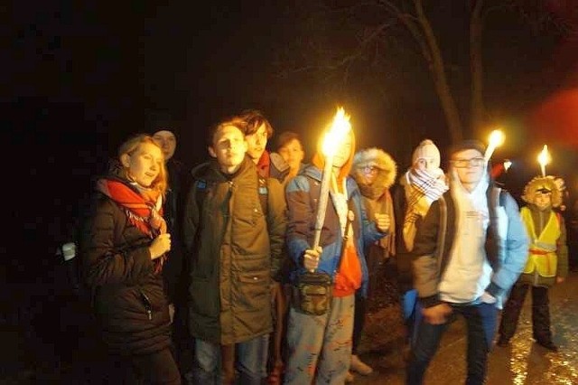 Zespół Szkół Ponadgimnazjalnych im Jana Pawła II w Kościelcu (gm. Pakość) był gospodarzem XXI Nocnego Marszu z okazji 100. rocznicy Powstania Wielkopolskiego. W kościeleckiej placówce uczestnicy Marszu wzięli udział u konkursie wiedzy o Powstaniu Wielkopolskim oraz w zawodach strzeleckich z broni pneumatycznej. Nagrody zwycięzcom w konkursie wiedzy i zawodach strzeleckich wręczyła starosta Wiesława Pawłowska oraz Marek Mieszko Gerus, przewodniczący Rady Powiatu Inowrocławskiego. Ostatnim, najbardziej wyczekanym punktem imprezy był wymarsz z pochodniami  i latarkami do Inowrocławia. Organizatorem marszu był oddział PTTK w Inowrocławiu, Towarzystwo Pamięci Powstania Wielkopolskiego 1918-1919 Koło w Inowrocławiu, Urząd Miasta Inowrocławia, Koło nr 7 ZŻWP w Inowrocławiu oraz ZSP w Kościelcu.