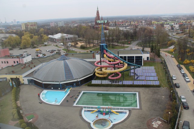 Tak wygląda Dąbrowa Górnicza i częściowo sąsiedni Będzin z okien Reden Panorama Baru w Holiday inn