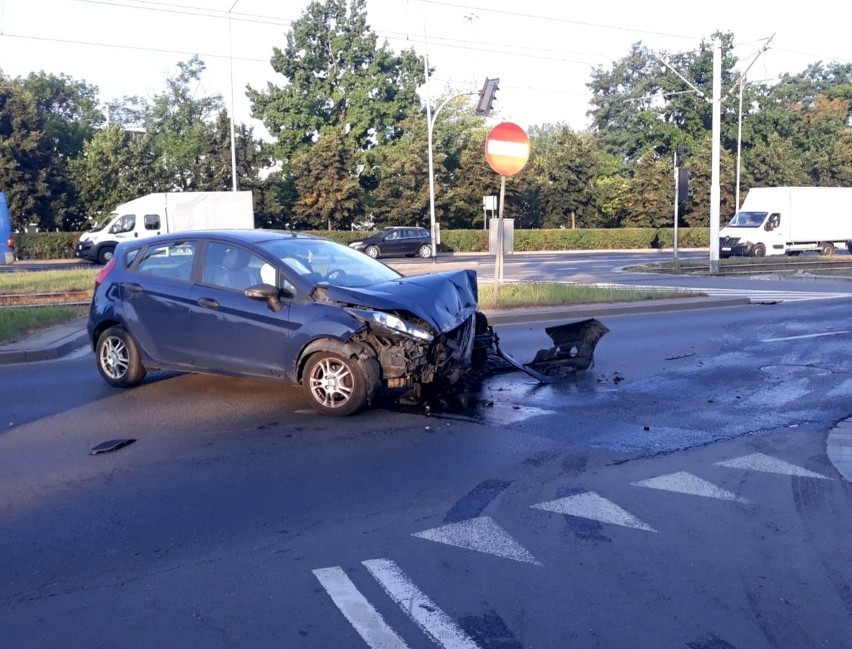 Wypadek dwóch aut na Pilczycach. Kierowca BMW wjechał na skrzyżowanie na czerwonym świetle [ZDJĘCIA]