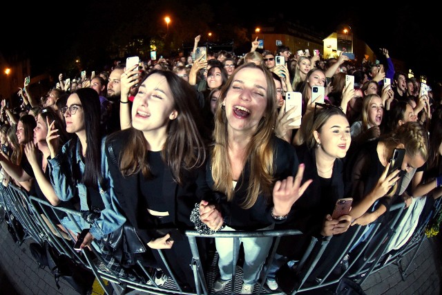 Koncert braci Kacperczyk przyciągnął pod winobraniową scenę nie tylko wielu młodych ludzi.