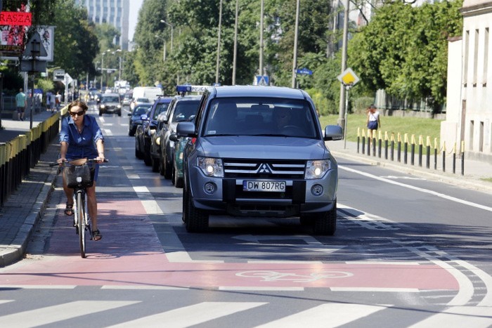 Wrocław: Pas dla rowerów na Braniborskiej prowadzi donikąd 