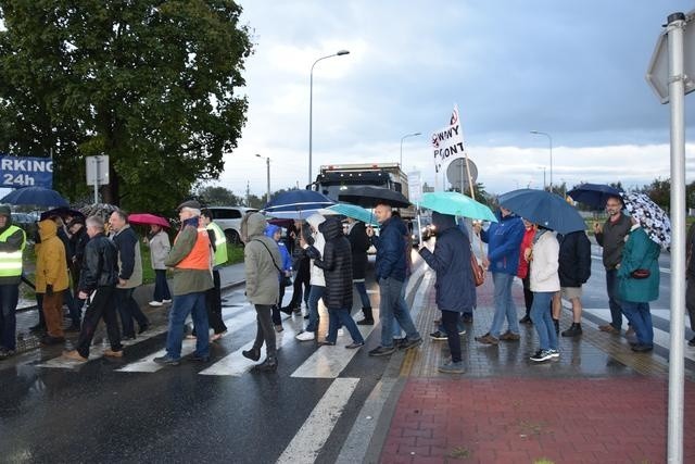 Lotnisko chce mieć nowy pas, mieszkańcy protestują [WIDEO]