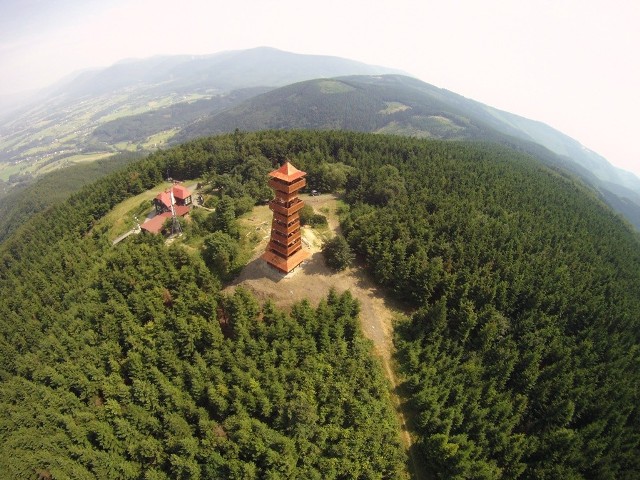 Drewniana wieża widokowa Velký Javorník stoi na jedym z najwyższych szczytów Beskidu Morawsko-Śląskiego, pomiędzy Frenštátem pod Radhoštěm i Rožnovem pod Radhoštěm.Z wieży rozciąga się przepiękny widok na Beskidy: Łysą Górę, Smrk, Radhošť i na Jesioniki. Całkowita wysokość konstrukcji to 25,9 metrów. Są tu dwa tarasy widokowe - na wysokości 15 i 20 metrów.Zobaczcie inne wieże widokowe w Czechach na kolejnych slajdach. Możecie na nie przechodzić za pomocą strzałek lub gestów.