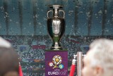 Półnaga kobieta chciała ukraść puchar EURO 2012