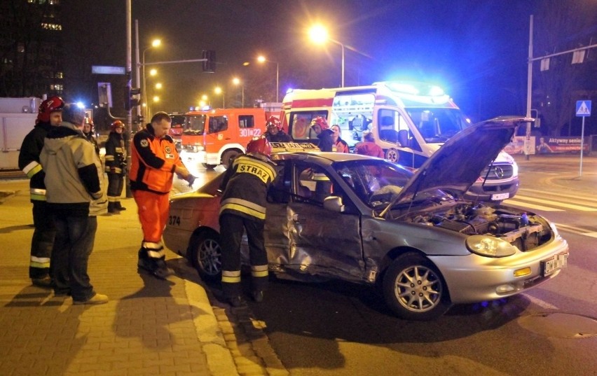 Wrocław: Wypadek z udziałem taksówki. Trzy osoby zostały ranne (ZDJĘCIA)