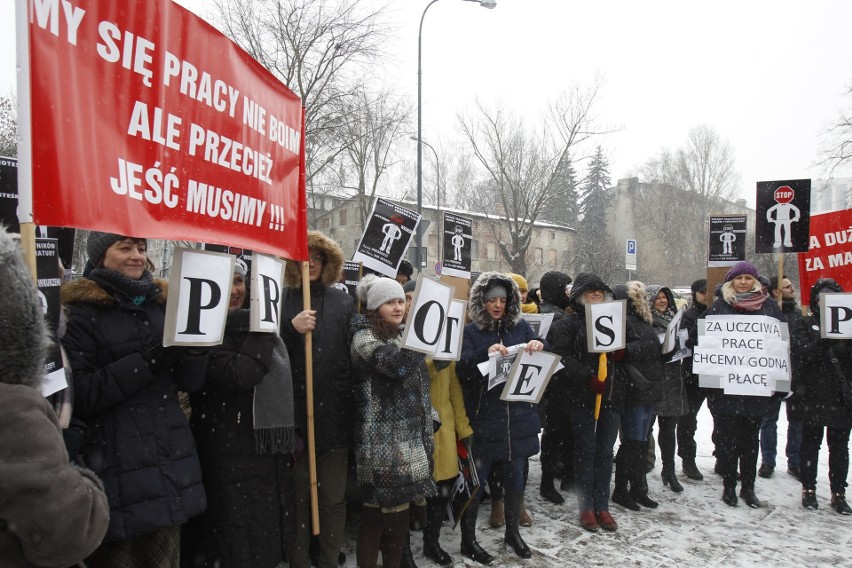 Przed Prokuraturą Okręgową w Łodzi protestowali pracownicy...