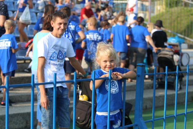 Piłkarze Ruchu Chorzów zawsze mogą liczyć na wsparcie wiernych kibiców Niebieskich  Zobacz kolejne zdjęcia. Przesuwaj zdjęcia w prawo - naciśnij strzałkę lub przycisk NASTĘPNE