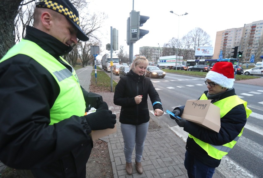 Odblaskowe mikołajki. Wspólna akcja policjantów, strażników i urzędu miasta [ZDJĘCIA, WIDEO]