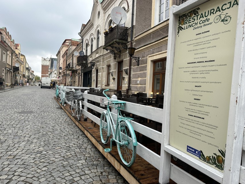 Ogródkowe rowery przy ulicy Opatowskiej czekają na kwiaty.