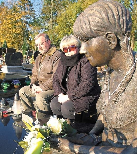 Obok grobu Małgosi trudno przejść obojętnie. 