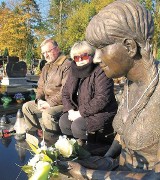 Piękny posąg na cmentarzu w Koszalinie. Obok grobu Małgosi trudno przejść obojętnie