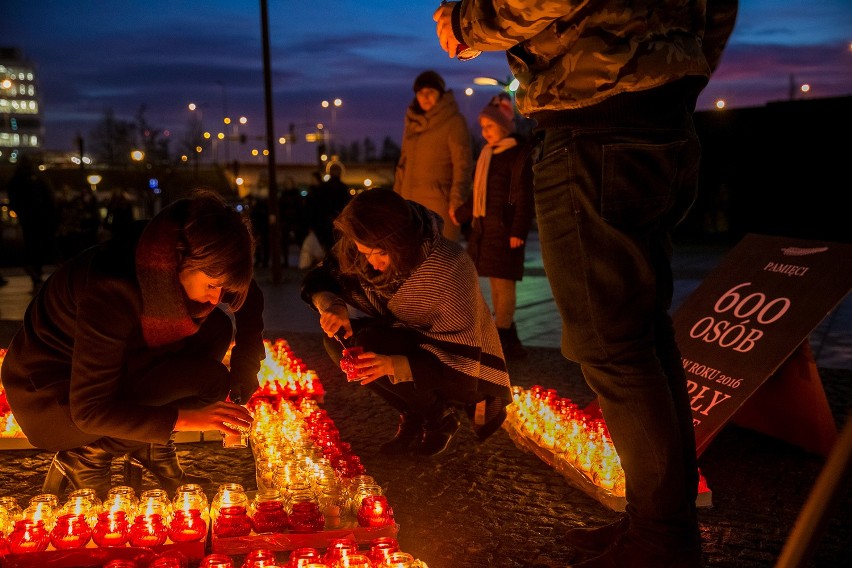 Setki zniczy stanęły na rondzie Mogilskim