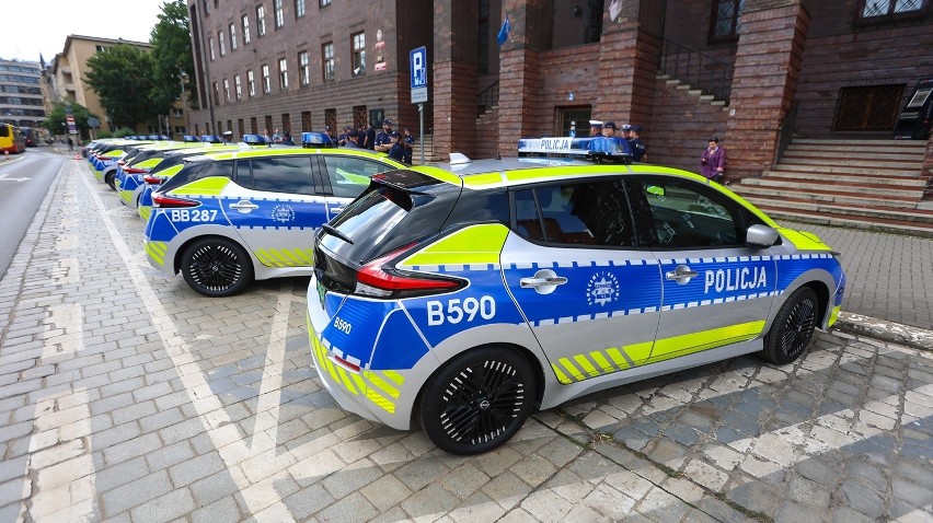 Policjanci na Dolnym Śląsku otrzymali łącznie 9 radiowozów...