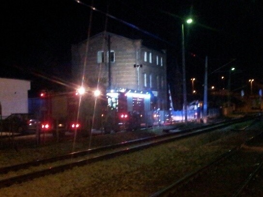 Palił się pustostan niedaleko przejazdu kolejowego przy u. Niepodległości w Kostrzynie.