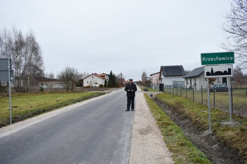 Jest zmodernizowana droga w gminie Rusinów między wsiami Karczówka i Klonowa