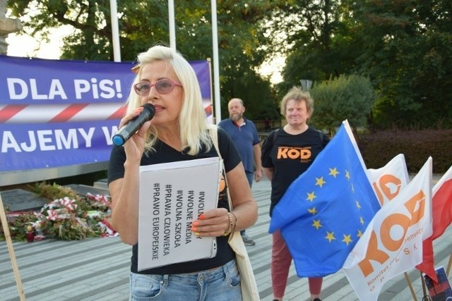 Małgorzata Besz-Janicka na proteście w obronie wolnych mediów i wolnych sądów