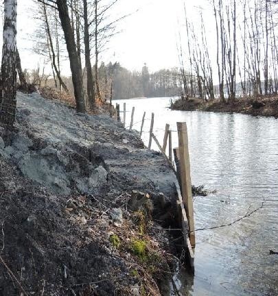 Kanał łączący oba jeziora Bobięcińskie. Jeden z żeglarzy zaczął nielegalnie go pogłębiać, zniszczył skarpy.