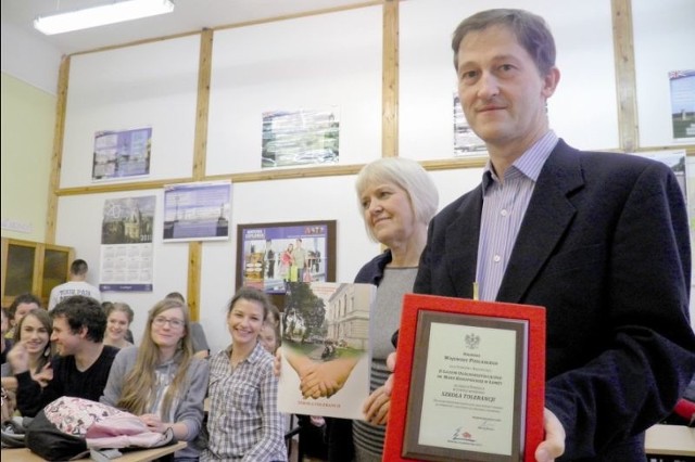 Pedagog Halina Ścisłowska prezentuje publikację, która dała IILO zwycięstwo w konkursie "Szkoła tolerancji&#8221;, a Leszek Szczepara &#8211; główną nagrodę