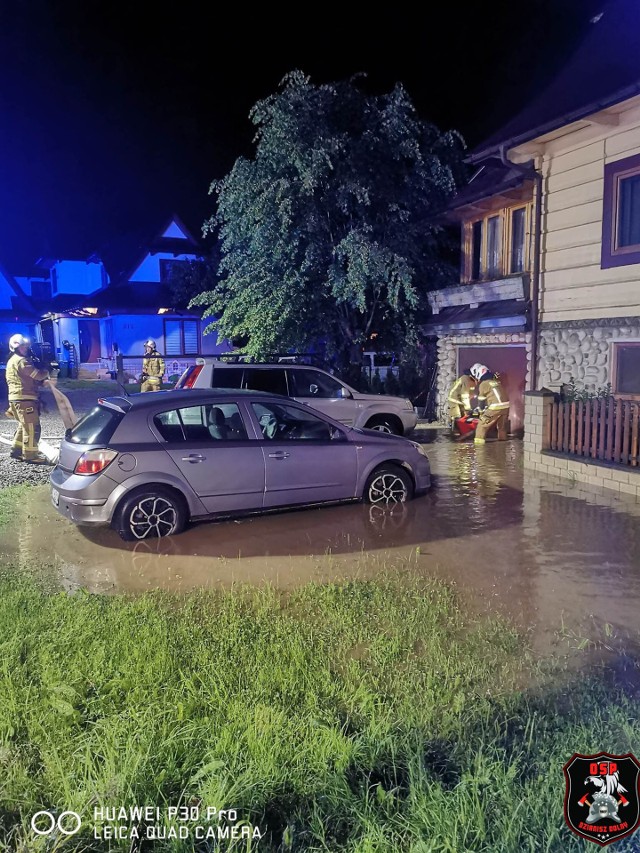 Ulewa nawiedziła Dzianisz w gm. Kościelisko w nocy z piątku na sobotę. Strażacy zanotowali kilka interwencji przy usuwanie skutków ulewy