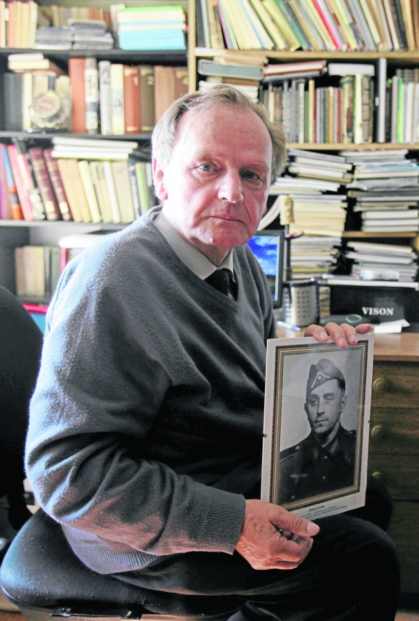 Alojzy Lysko z fotografią ojca, którego tragiczne losy...