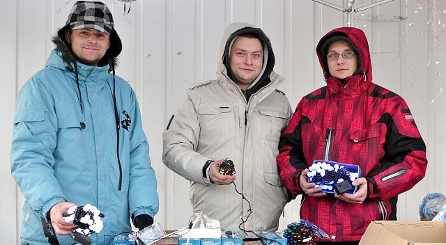 - Dzikich tłumów nie ma, ale za to jest mróz - powiedzieli nam nie tracąc dobrego humoru Marcin, Michał i Karol sprzedający lampki choinkowe na bazarze Korej.