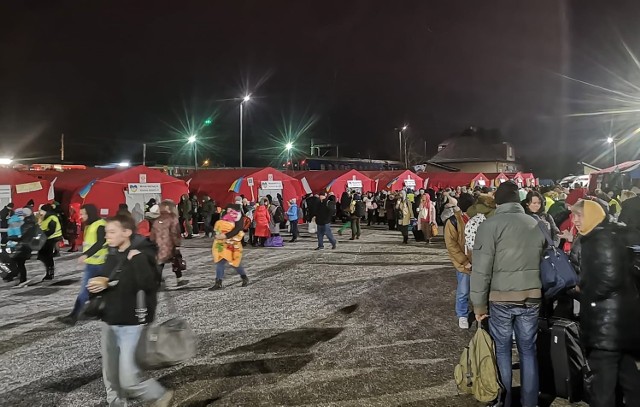 Uchodźców z pociągu, który dotarł do Olkusza częściowo odebrał powiat krakowski