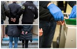 Podlascy policjanci zatrzymali dwie osoby podejrzane o organizację przemytu migrantów z Białorusi. 25-latek trafił do aresztu