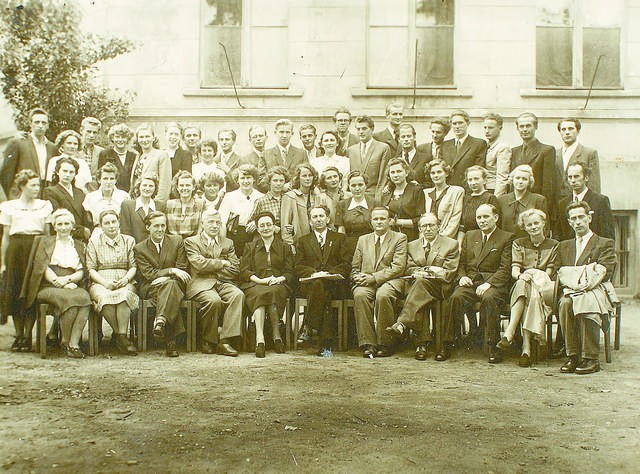 Kto rozpoznaje siebie lub swoją rodzinę? Zdjęcie przedstawia pierwszy rocznik absolwentów Liceum Technik Plastycznych (1950). Pracownicy Muzeum Okręgowego rozszyfrowali wykładowców (Brzęczkowski czwarty od prawej), ale uczniów nie.