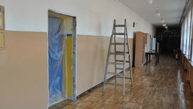 Remonty łazienek i korytarzy, malowanie sal, naprawa instalacji - takie prace są prowadzone w placówkach oświatowych.