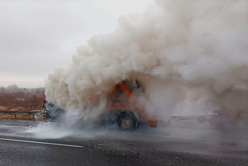 Pożar samochodu ciężarowego na autostradowej obwodnicy Wrocławia [ZDJĘCIA]