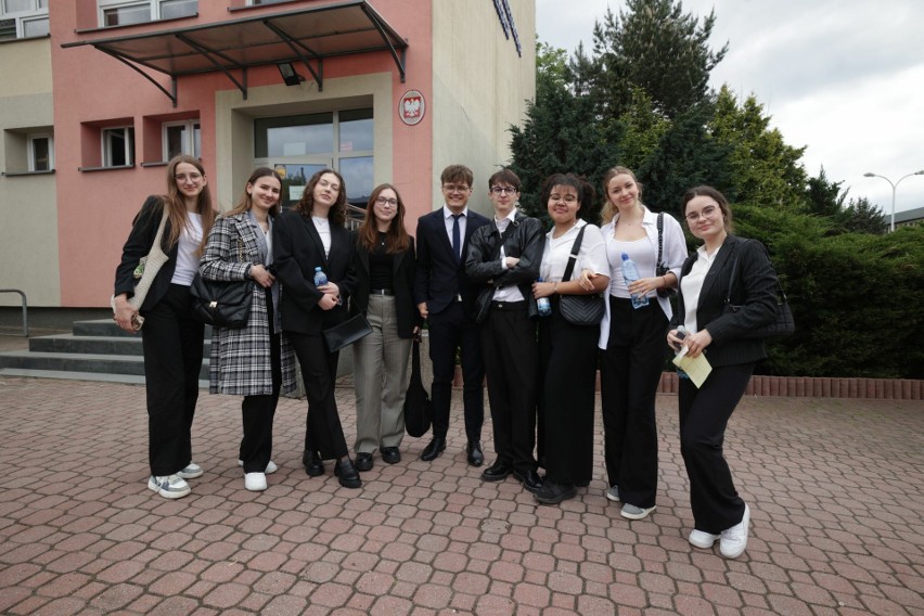 Maturzyści z IV Liceum w Kielcach zadowoleni po egzaminie z języka polskiego. Jakie zadania znalazły się w arkuszu? 